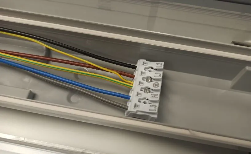 LED montagebalk met doorvoerbedrading aansluitblokje